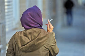 تصویر زننده زن سیگاری