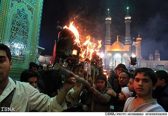 گزارش تصویری مشعل گرداني نجفيهاي مقيم قم در شب هفتم محرم