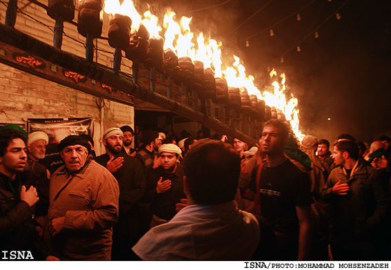 گزارش تصویری مشعل گرداني نجفيهاي مقيم قم در شب هفتم محرم