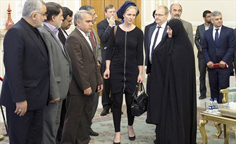 کسی نمیخواهد آداب دیپلماتیک را به دیپلماتهای ساپورتپوش یادآوری کند؟